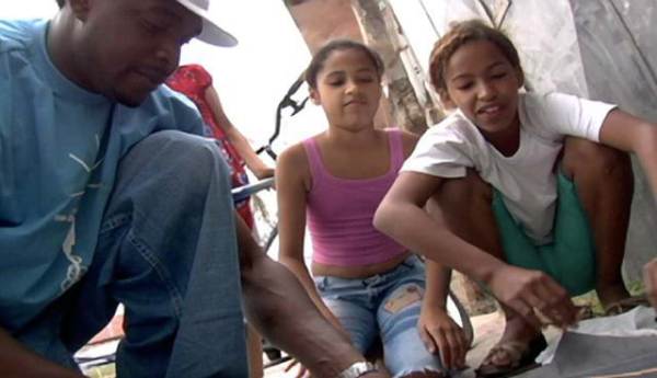 Estilo Hip Hop follows three young men from Brazil, Chile, and Cuba who strongly believe that hip-hop can change the world and mobilize youth to become politically active. This image is not available under the 4.0 Creative Commons license.
