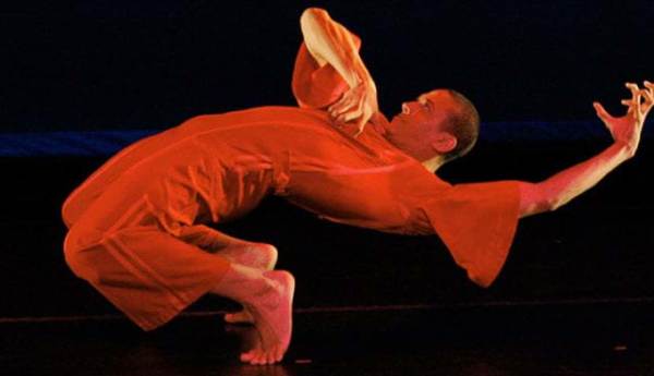 Alvin Ailey Dance dance troupe member performing
