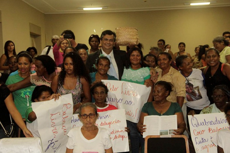 The governor of Maranhão, Flávio Dino, with representatives from the MIQCB