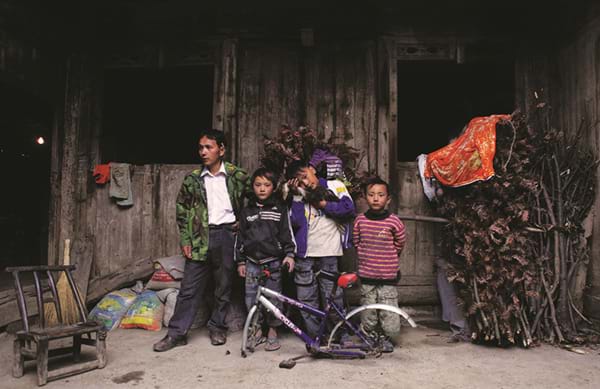 Group of children in tattered clothing. This image is unavailable under the 4.0 Creative Commons license.