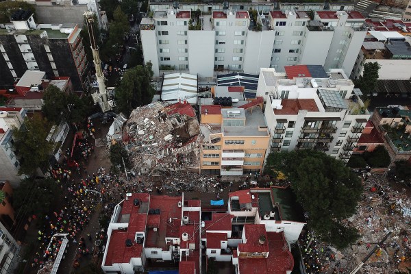 Rescue teams during the aftermath of the earthquake in Mexico City. (Photo by Manuel Velasquez/Anadolu Agency/Getty Images)