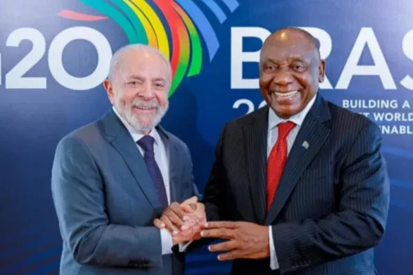 Brazilian President Luiz Inácio Lula da Silva (left) and South African President Cyril Ramaphosa (right) at the G20 summit in Rio de Janeiro, Brazil.