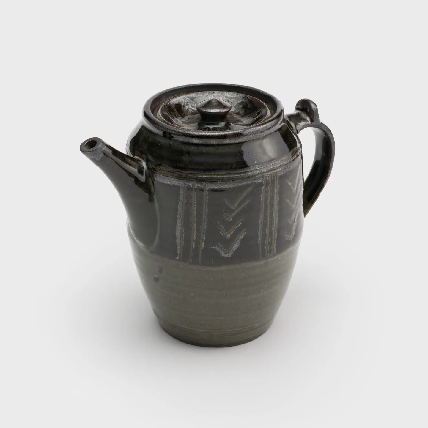 Barrel-shaped teapot with a rounded handle.
